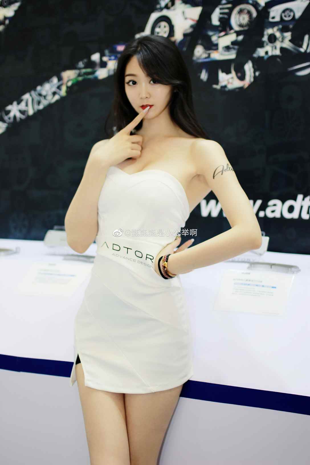 大胸车模身材火爆性感写真