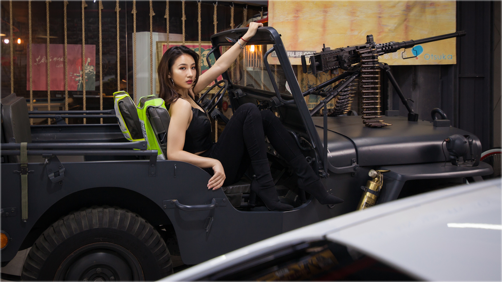 最美美女车模吊带露脐装小蛮腰大长腿丰满身材写真