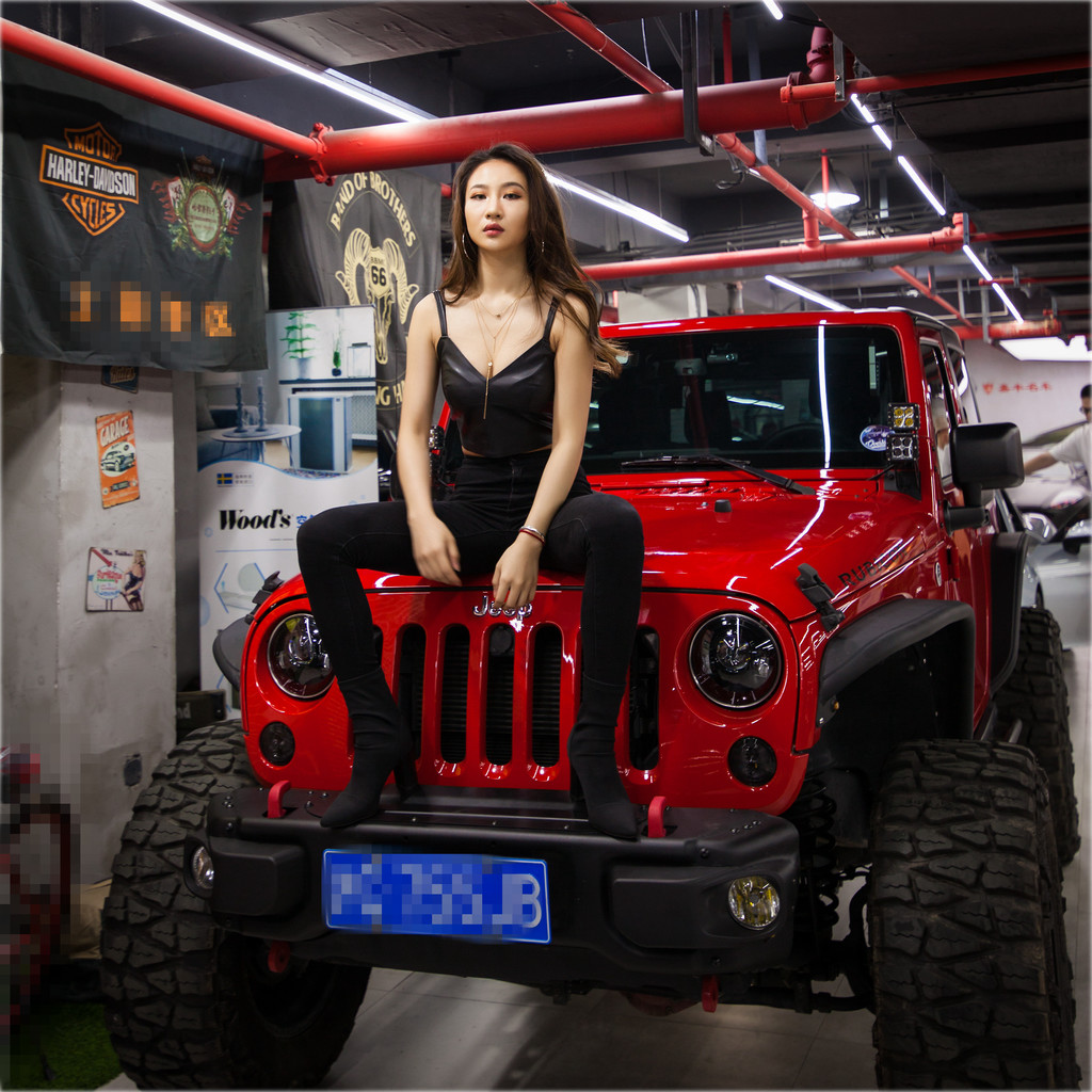 最美美女车模吊带露脐装小蛮腰大长腿丰满身材写真