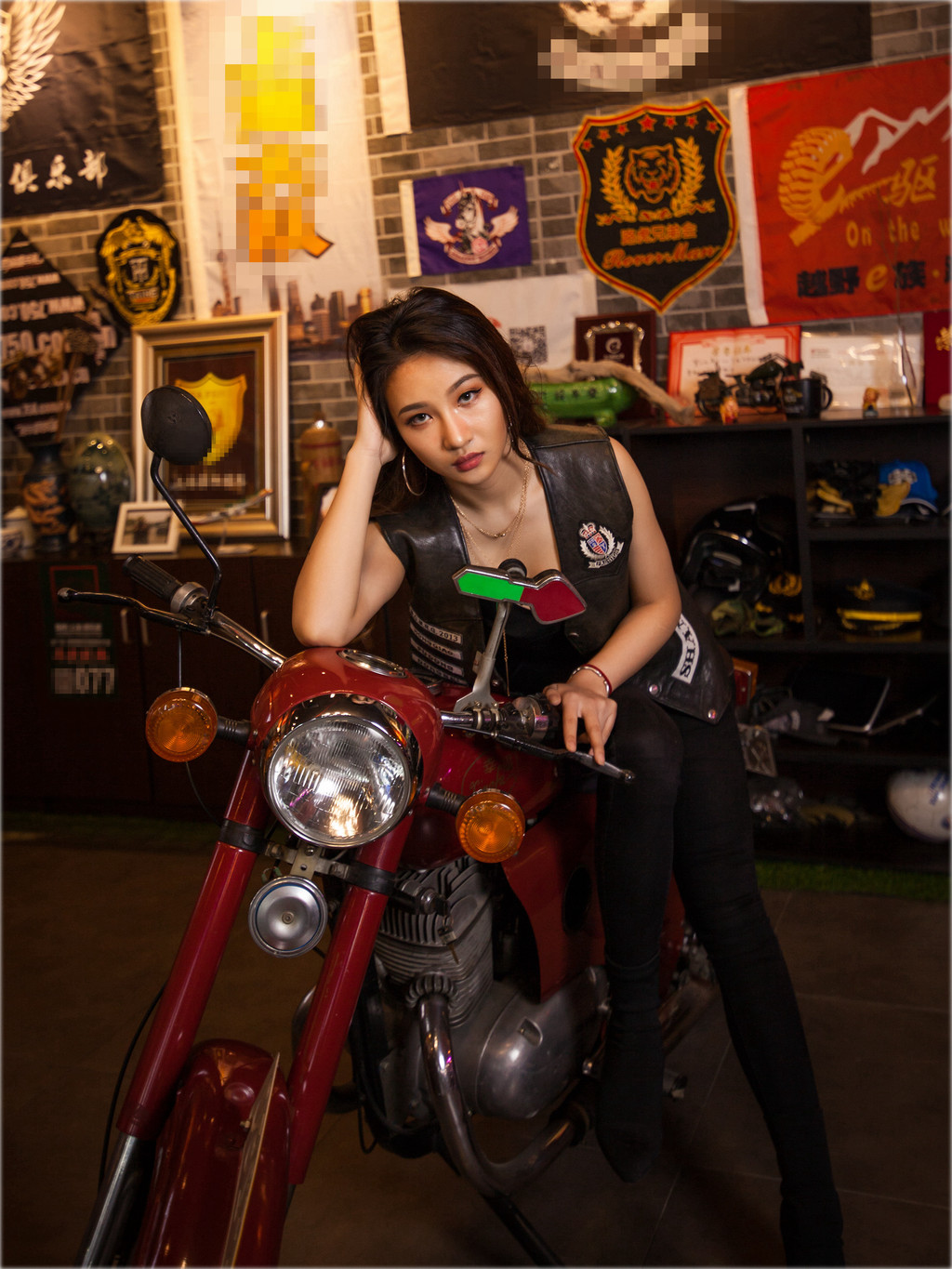 最美美女车模吊带露脐装小蛮腰大长腿丰满身材写真