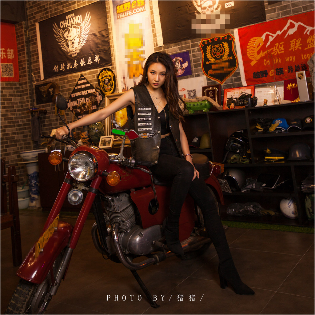 最美美女车模吊带露脐装小蛮腰大长腿丰满身材写真