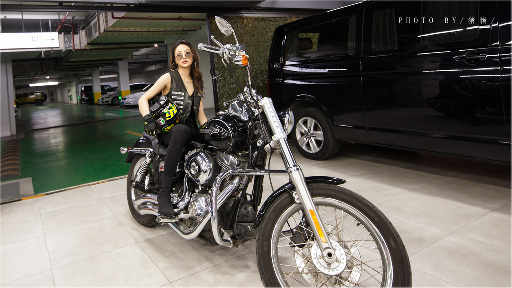 最美美女车模吊带露脐装小蛮腰大长腿丰满身材写真