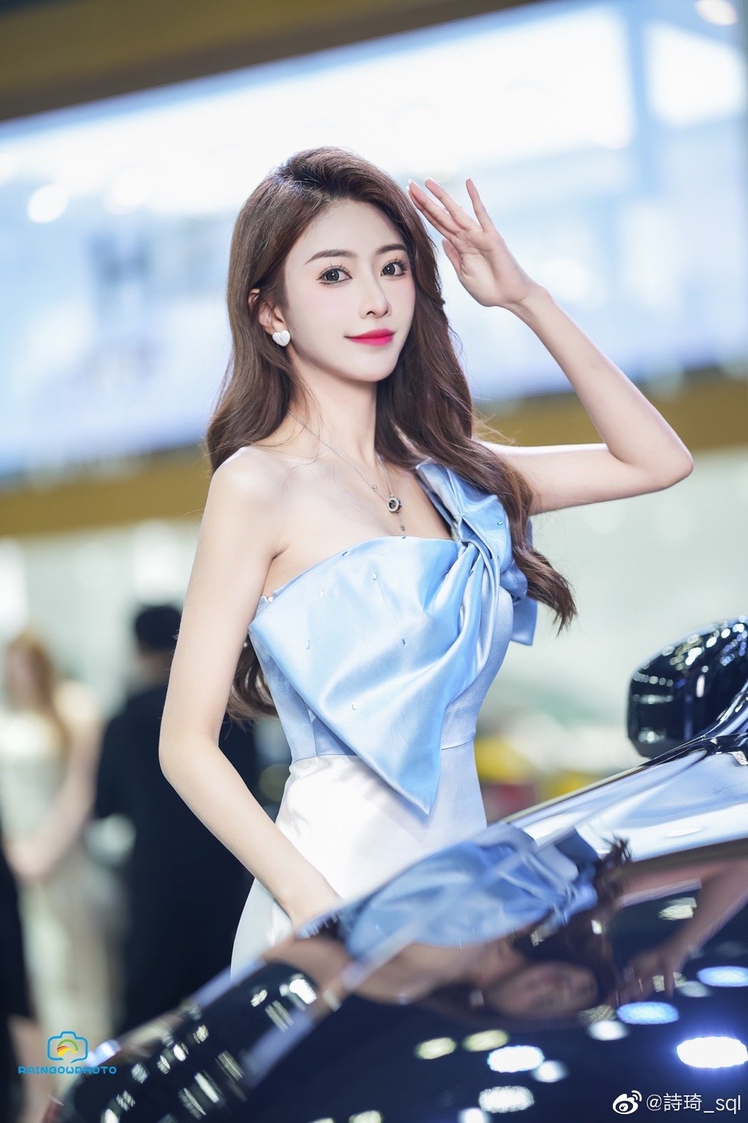 靓丽车模性感香肩火辣美腿热图