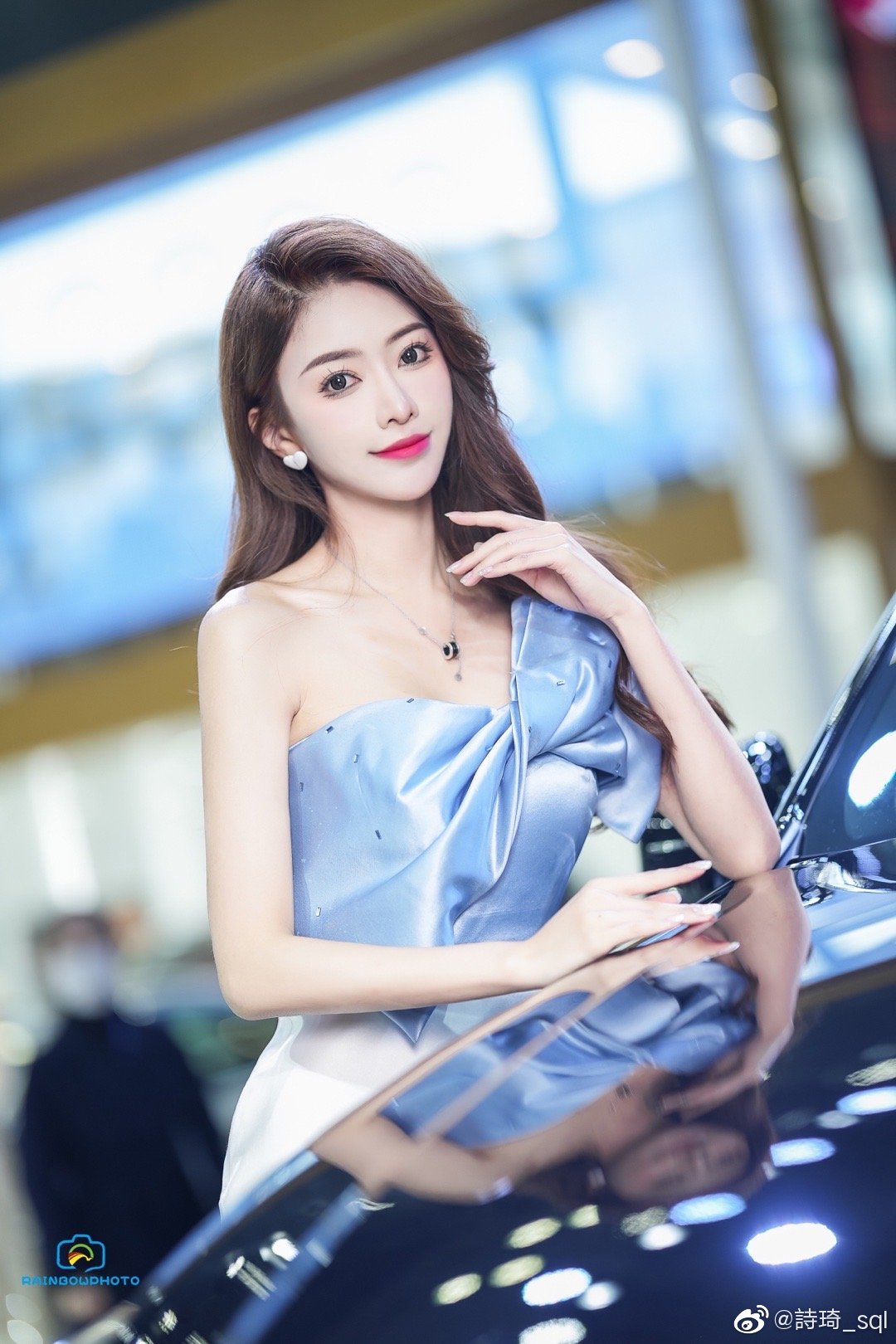 靓丽车模性感香肩火辣美腿热图