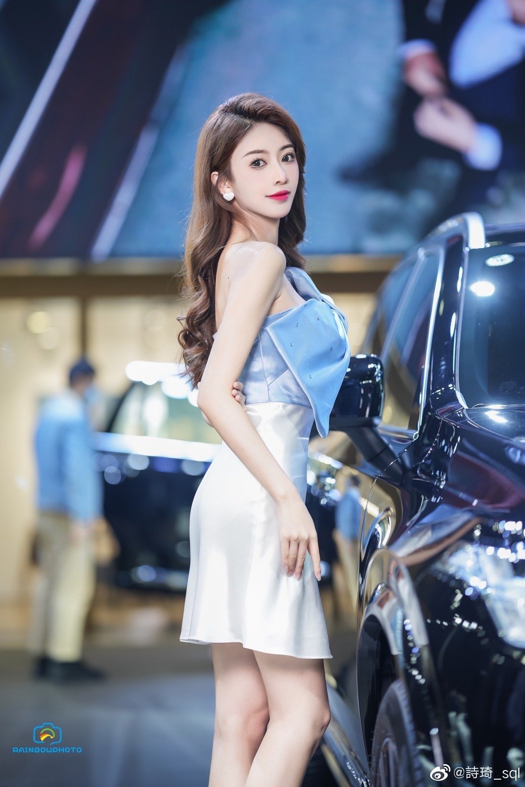 靓丽车模性感香肩火辣美腿热图