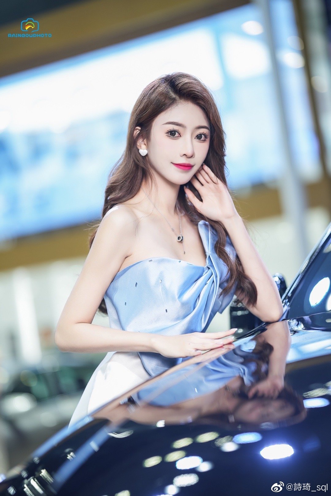 靓丽车模性感香肩火辣美腿热图