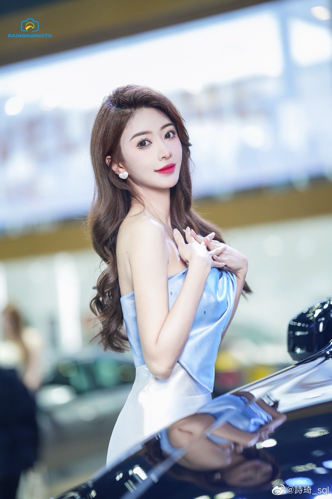 靓丽车模性感香肩火辣美腿热图