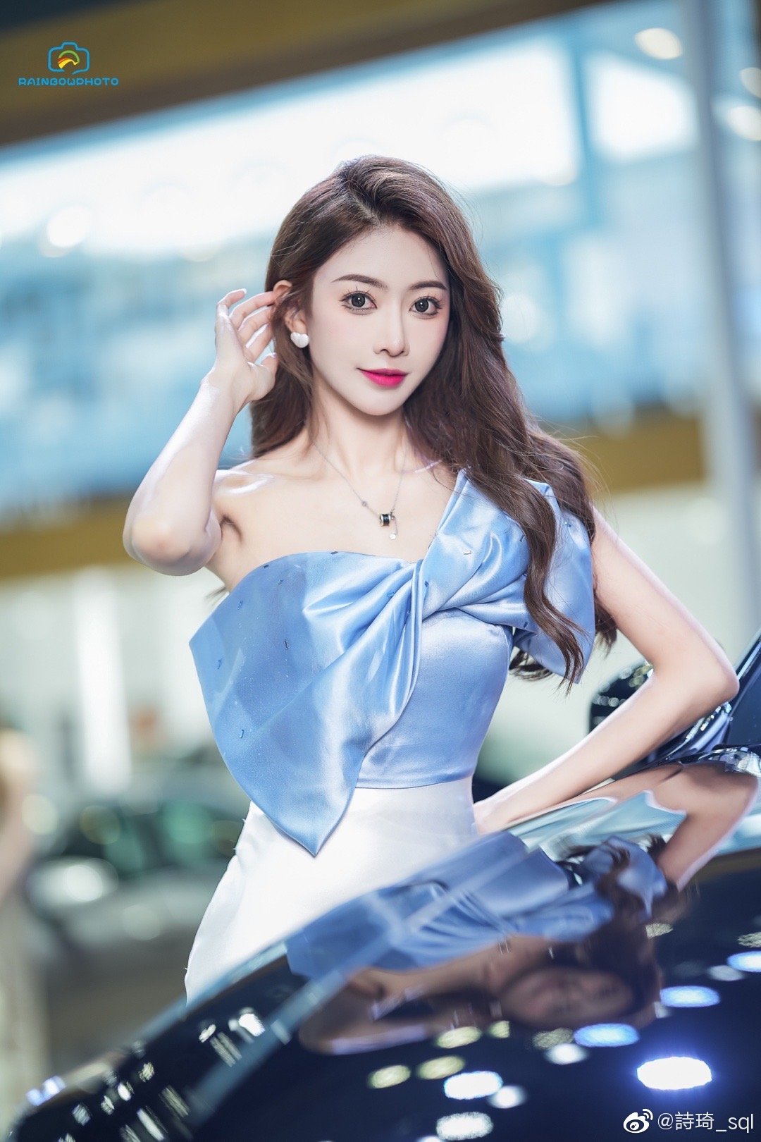 靓丽车模性感香肩火辣美腿热图