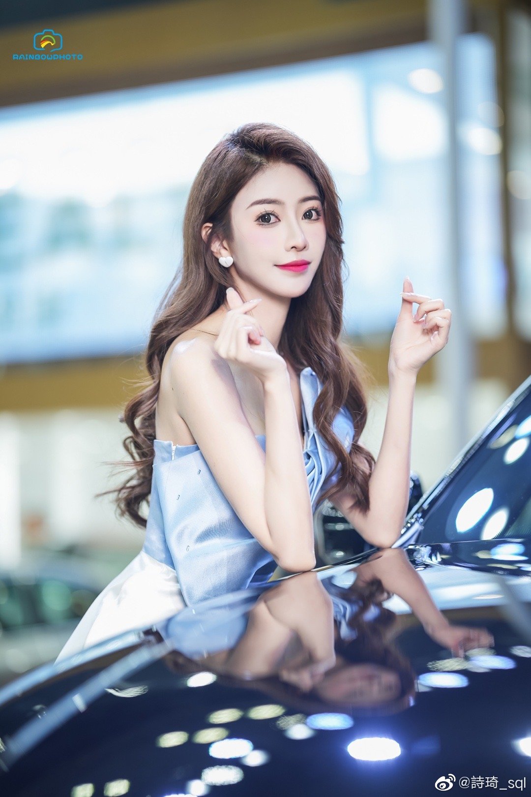 靓丽车模性感香肩火辣美腿热图