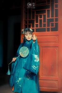 气质优雅娴静的漂亮女人古风摄影举止动人艺术照