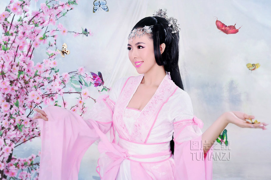 甜美古装少女上演花蝶恋