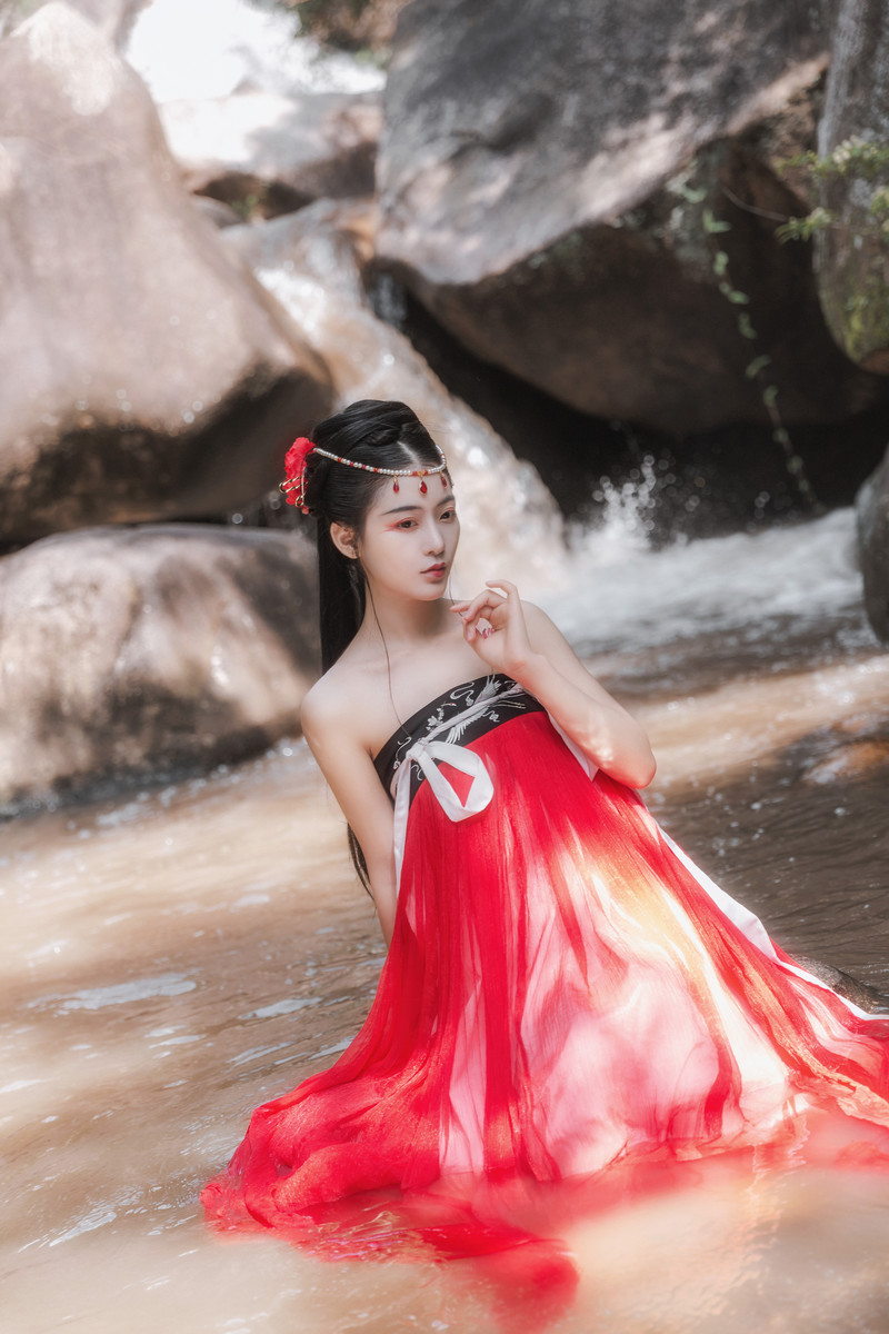 艳红的山水古装美女露肩白皙惹火天然造型写真图片