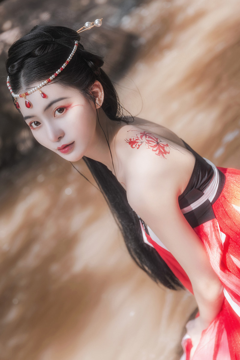 艳红的山水古装美女露肩白皙惹火天然造型写真图片