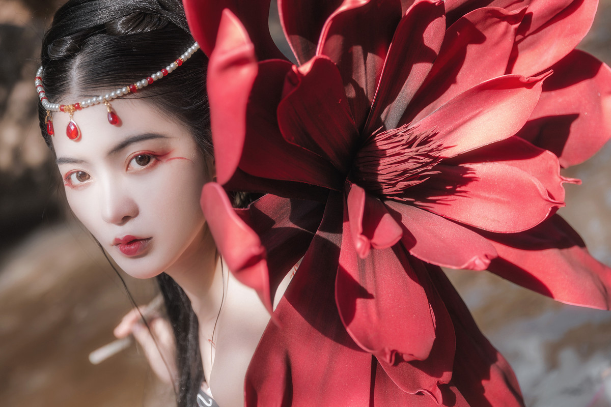 艳红的山水古装美女露肩白皙惹火天然造型写真图片