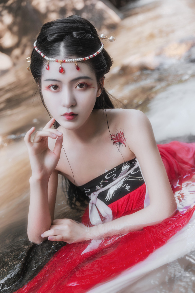 艳红的山水古装美女露肩白皙惹火天然造型写真图片