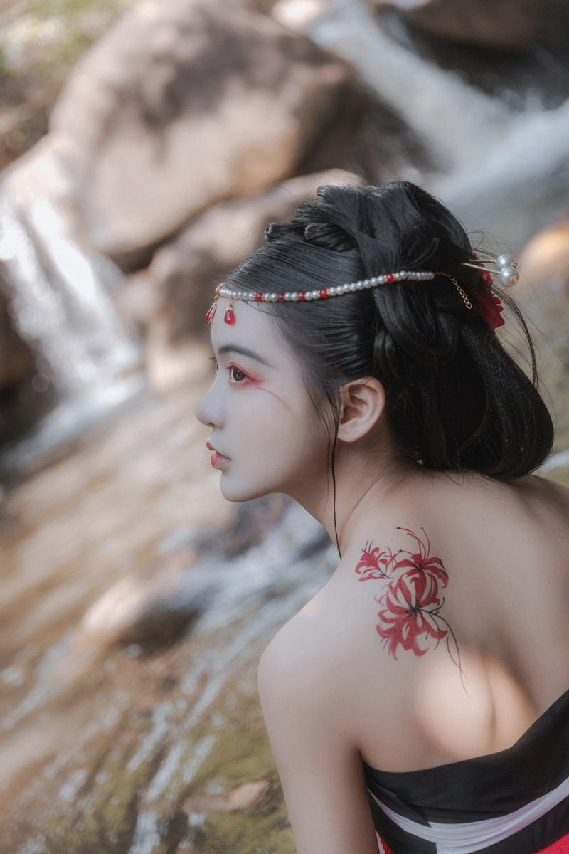 艳红的山水古装美女露肩白皙惹火天然造型写真图片