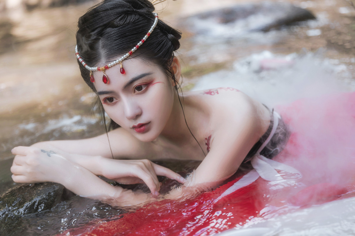 艳红的山水古装美女露肩白皙惹火天然造型写真图片