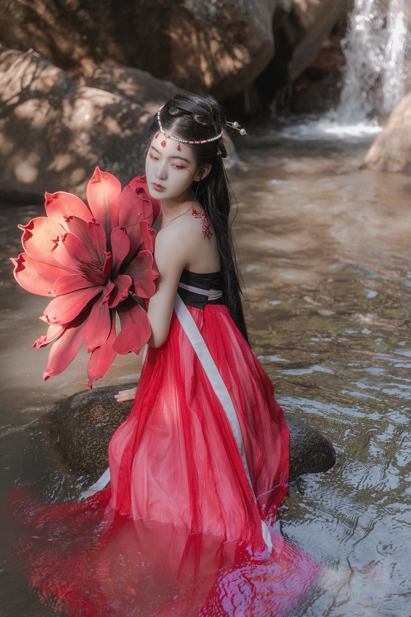 艳红的山水古装美女露肩白皙惹火天然造型写真图片