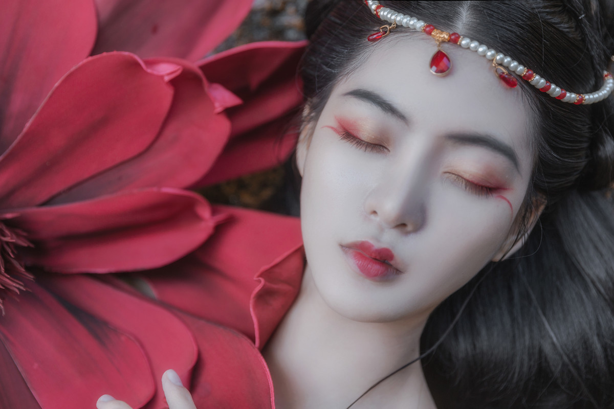 艳红的山水古装美女露肩白皙惹火天然造型写真图片