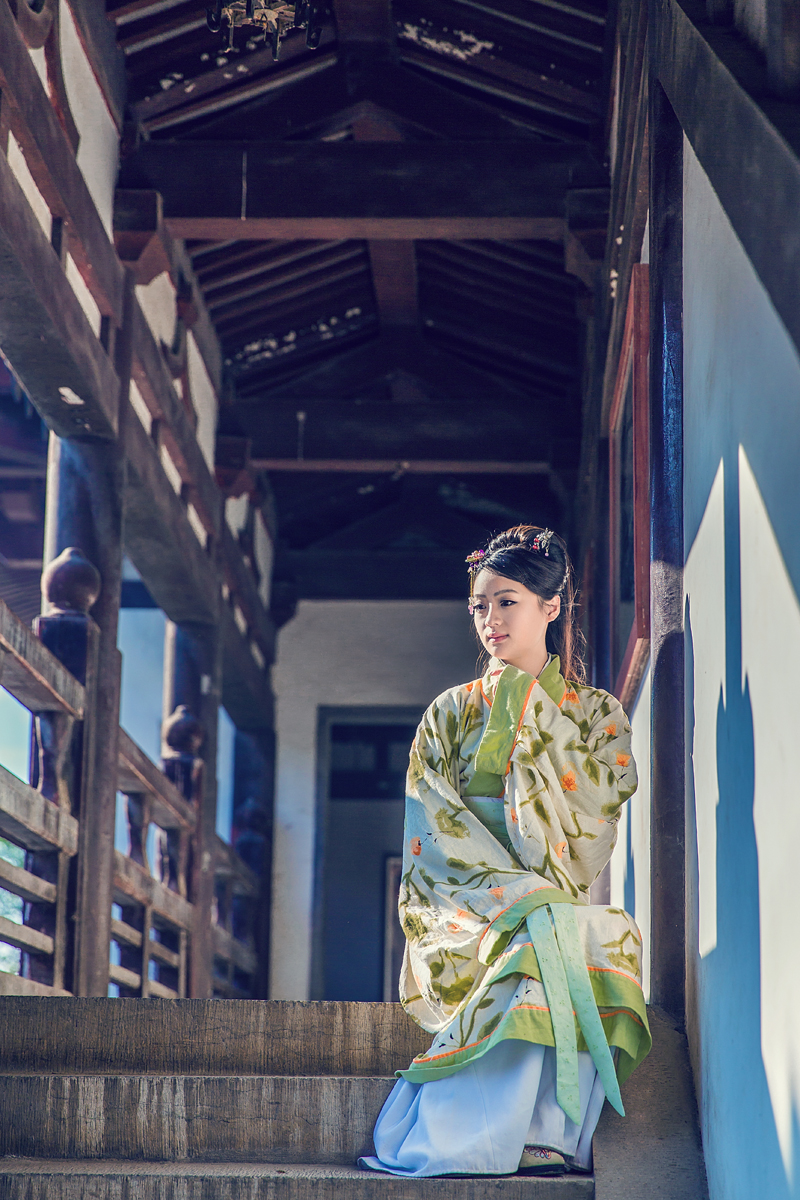 清秀古装美女宫廷抚琴写真  眼神忧郁