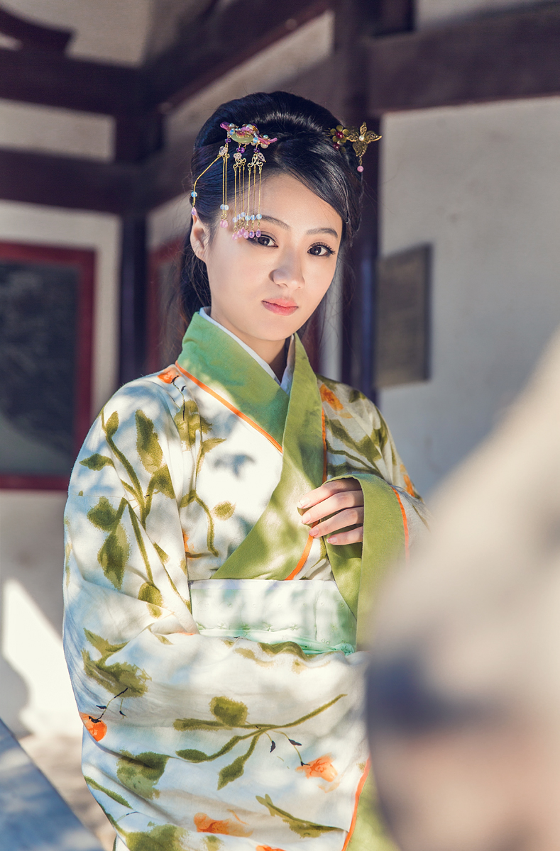 清秀古装美女宫廷抚琴写真  眼神忧郁