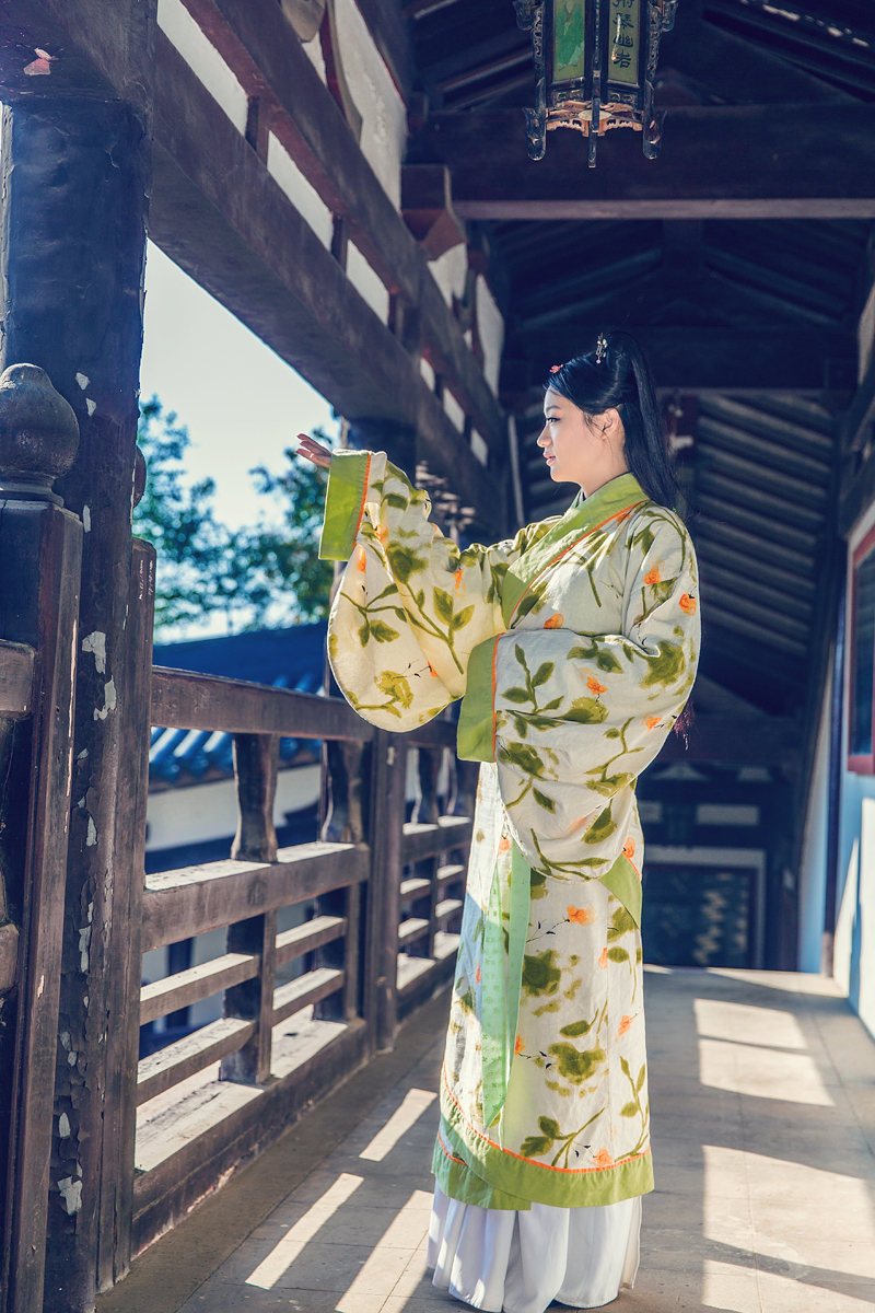 清秀古装美女宫廷抚琴写真  眼神忧郁