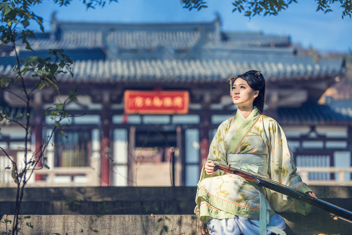 清秀古装美女宫廷抚琴写真  眼神忧郁