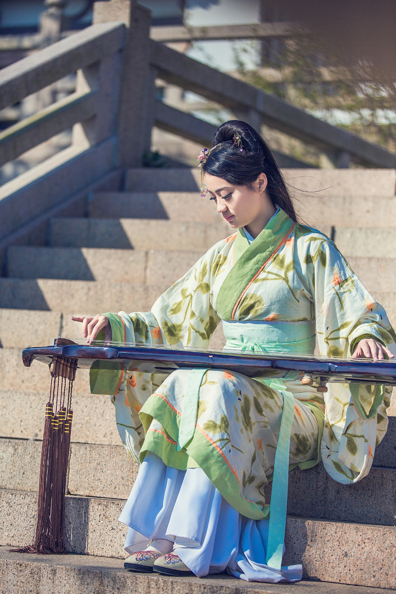清秀古装美女宫廷抚琴写真  眼神忧郁