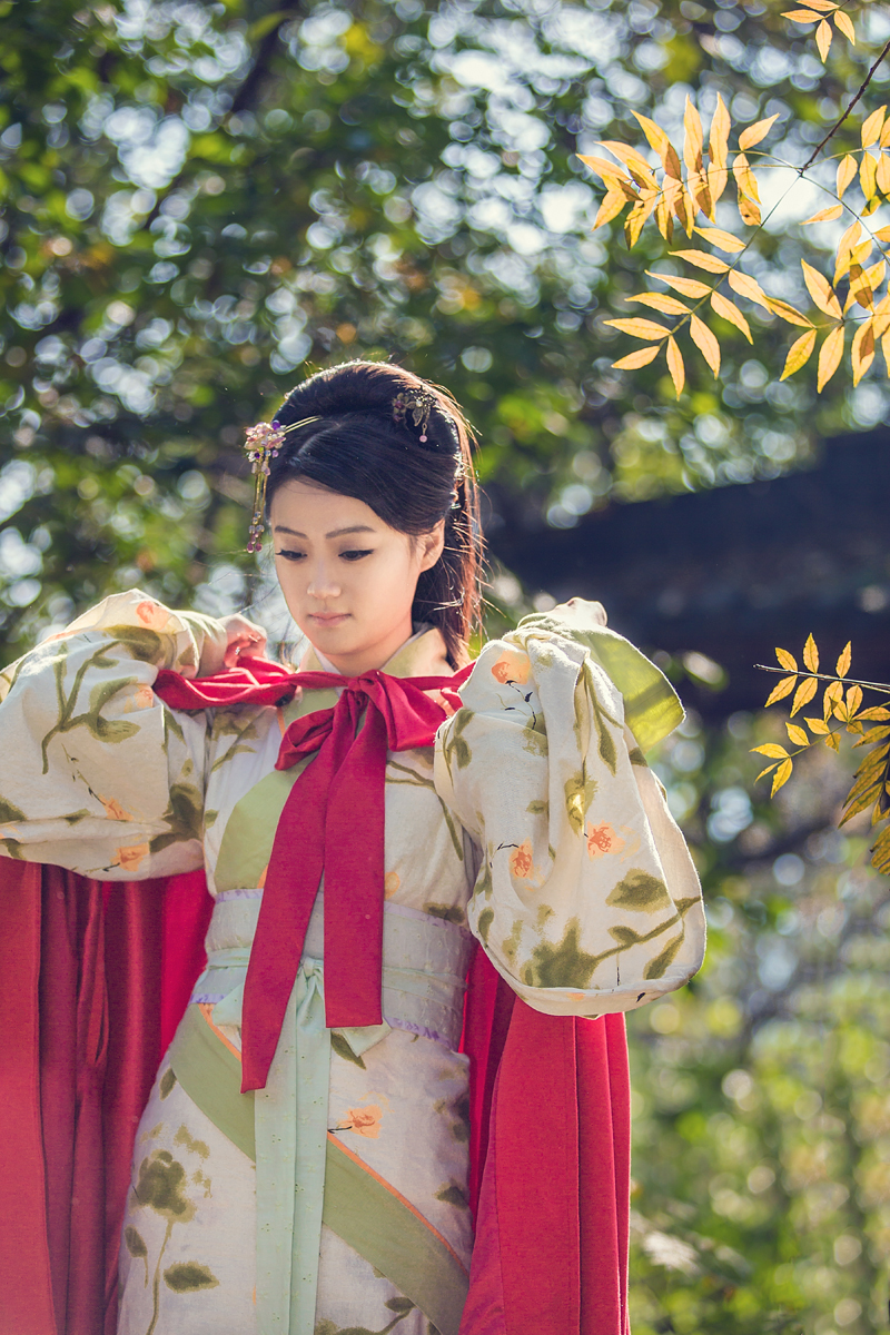 清秀古装美女宫廷抚琴写真  眼神忧郁