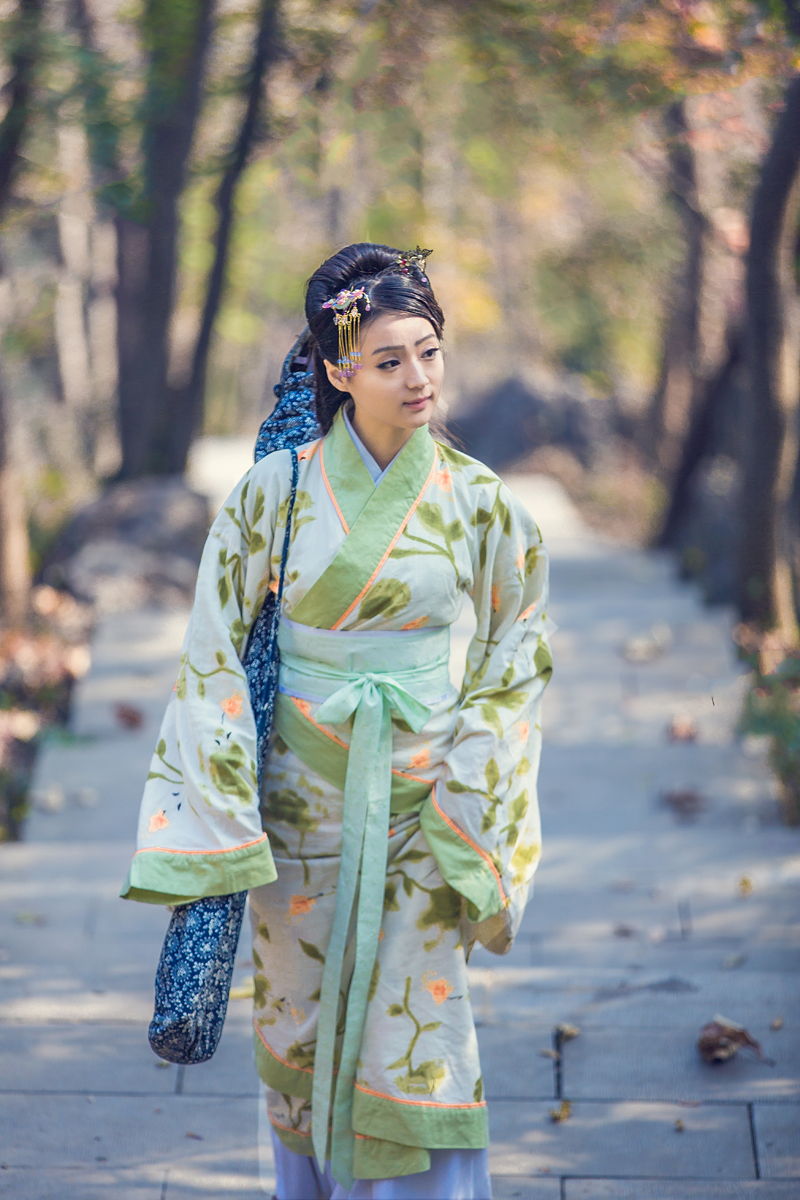 清秀古装美女宫廷抚琴写真  眼神忧郁