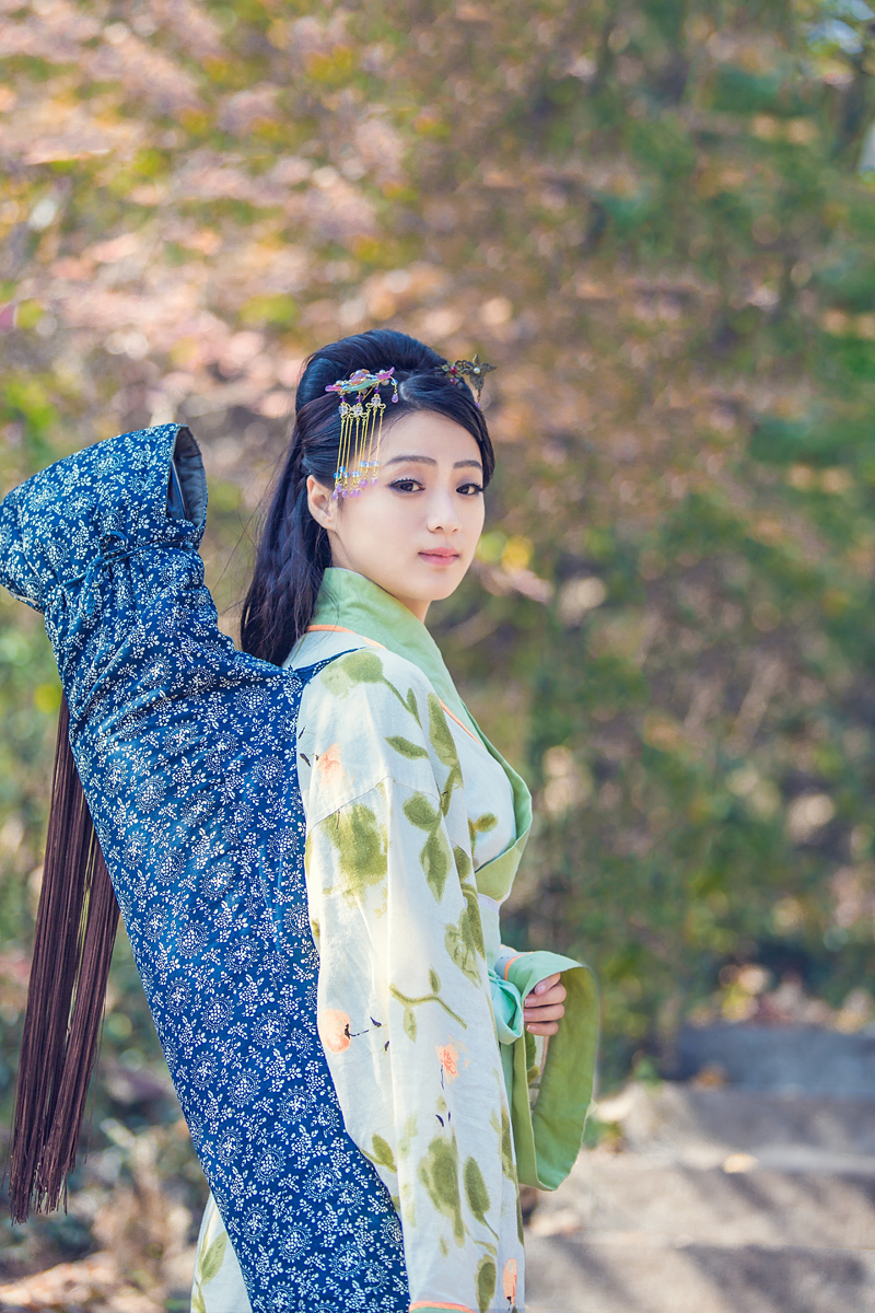 清秀古装美女宫廷抚琴写真  眼神忧郁