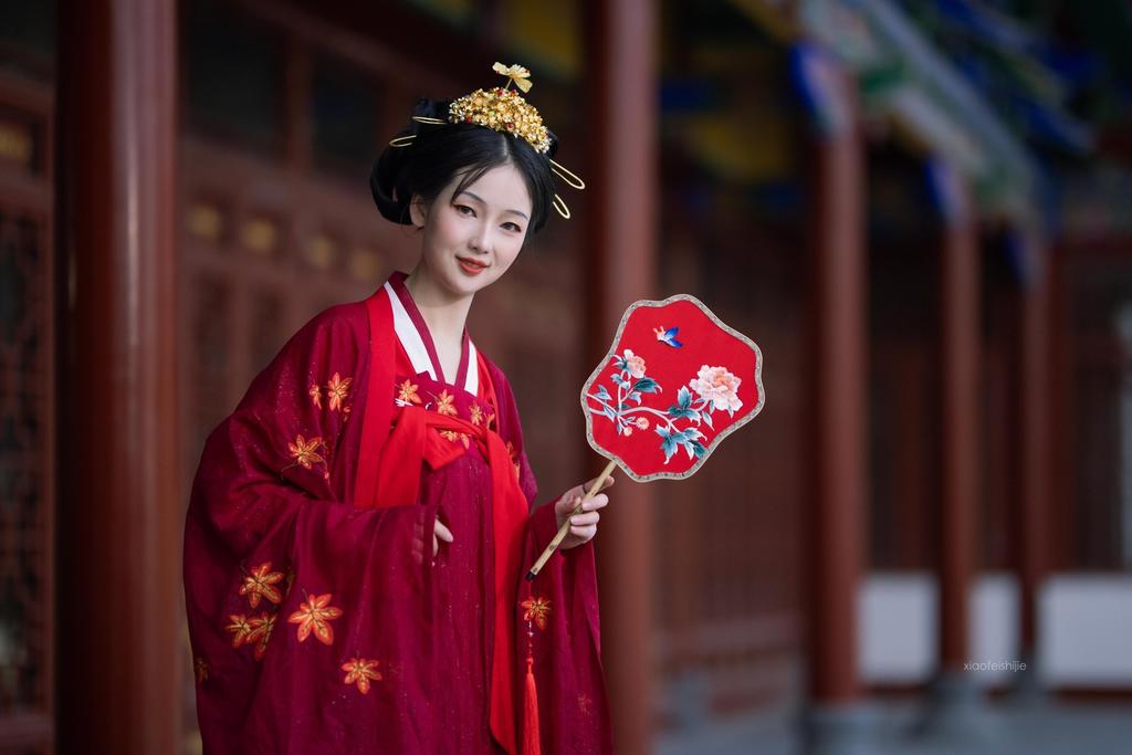 汉服美女红妆素裹明媚娇俏图片