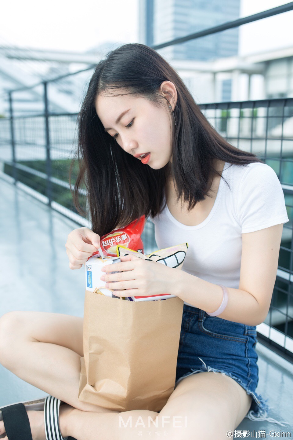 酷似马蓉的牛仔短裤美腿美女秀大白腿