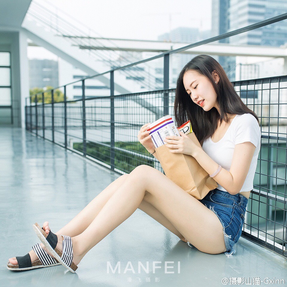 酷似马蓉的牛仔短裤美腿美女秀大白腿