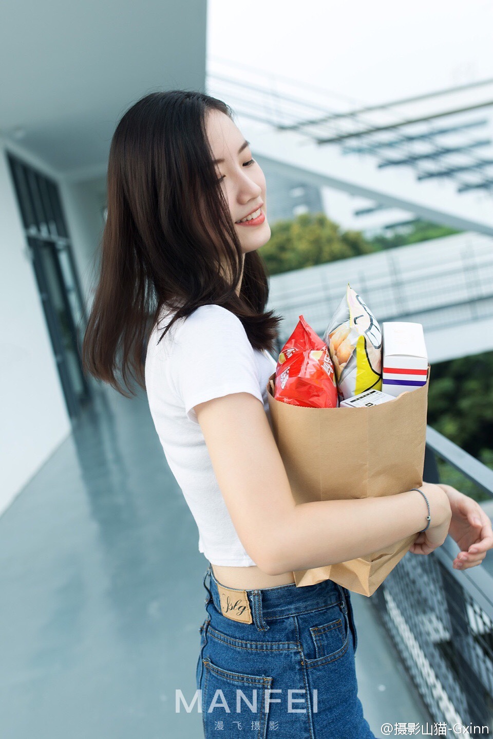 酷似马蓉的牛仔短裤美腿美女秀大白腿