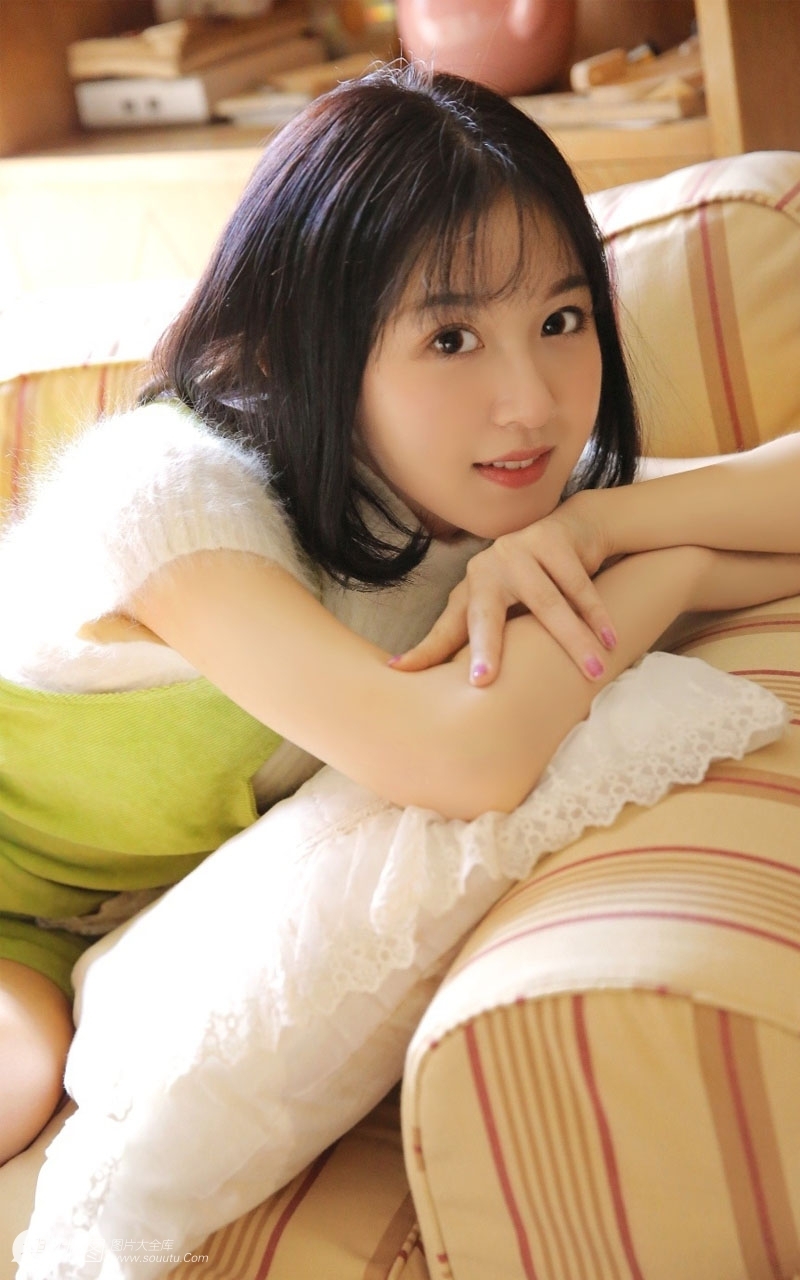 齐肩短发美女嘟嘴卖萌私房写真