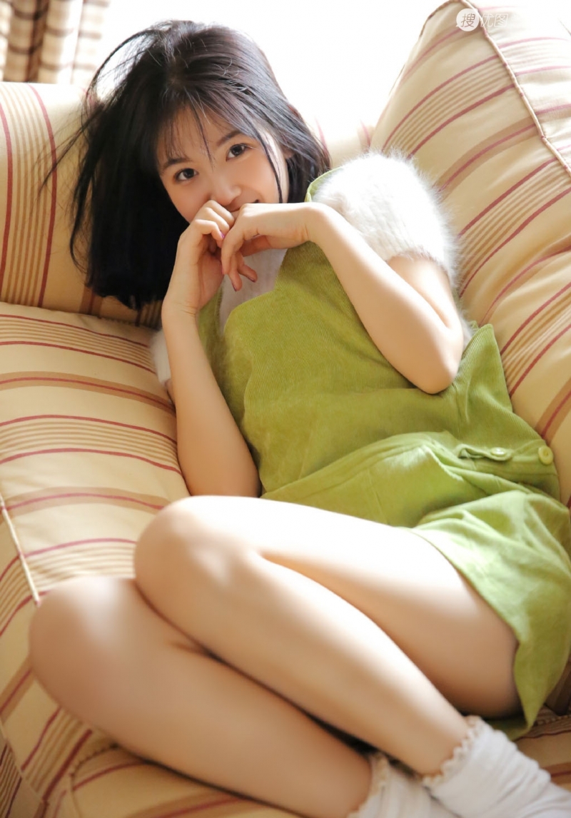 齐肩短发美女嘟嘴卖萌私房写真