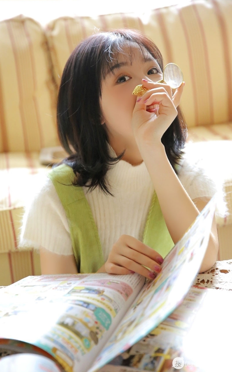 齐肩短发美女嘟嘴卖萌私房写真