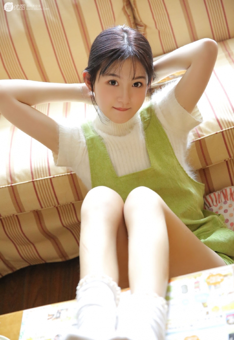 齐肩短发美女嘟嘴卖萌私房写真