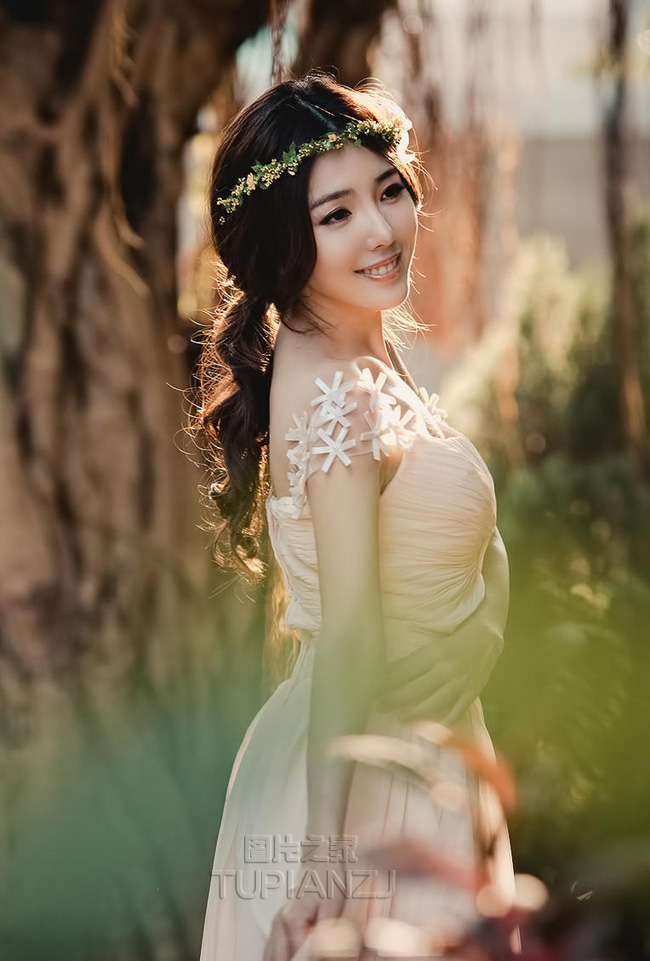 复古典雅少女图片 甜美笑容吸引你