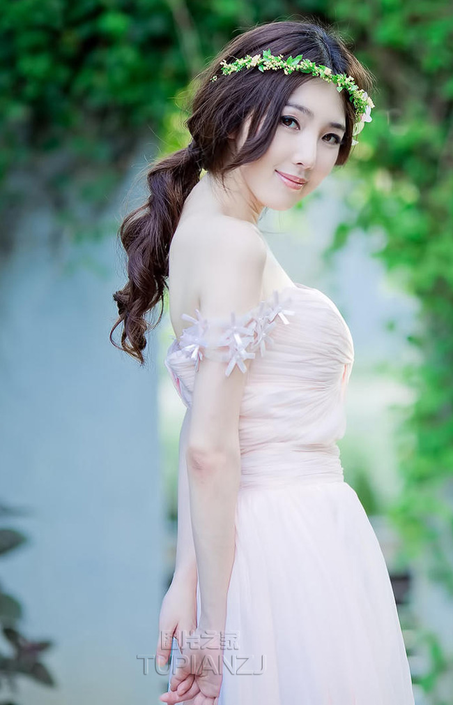 复古典雅少女图片 甜美笑容吸引你