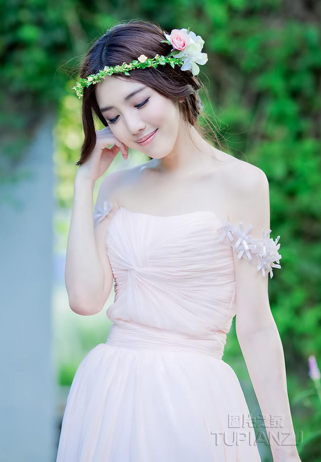 复古典雅少女图片 甜美笑容吸引你