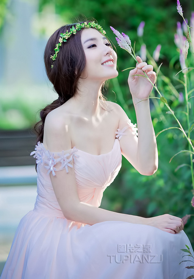 复古典雅少女图片 甜美笑容吸引你