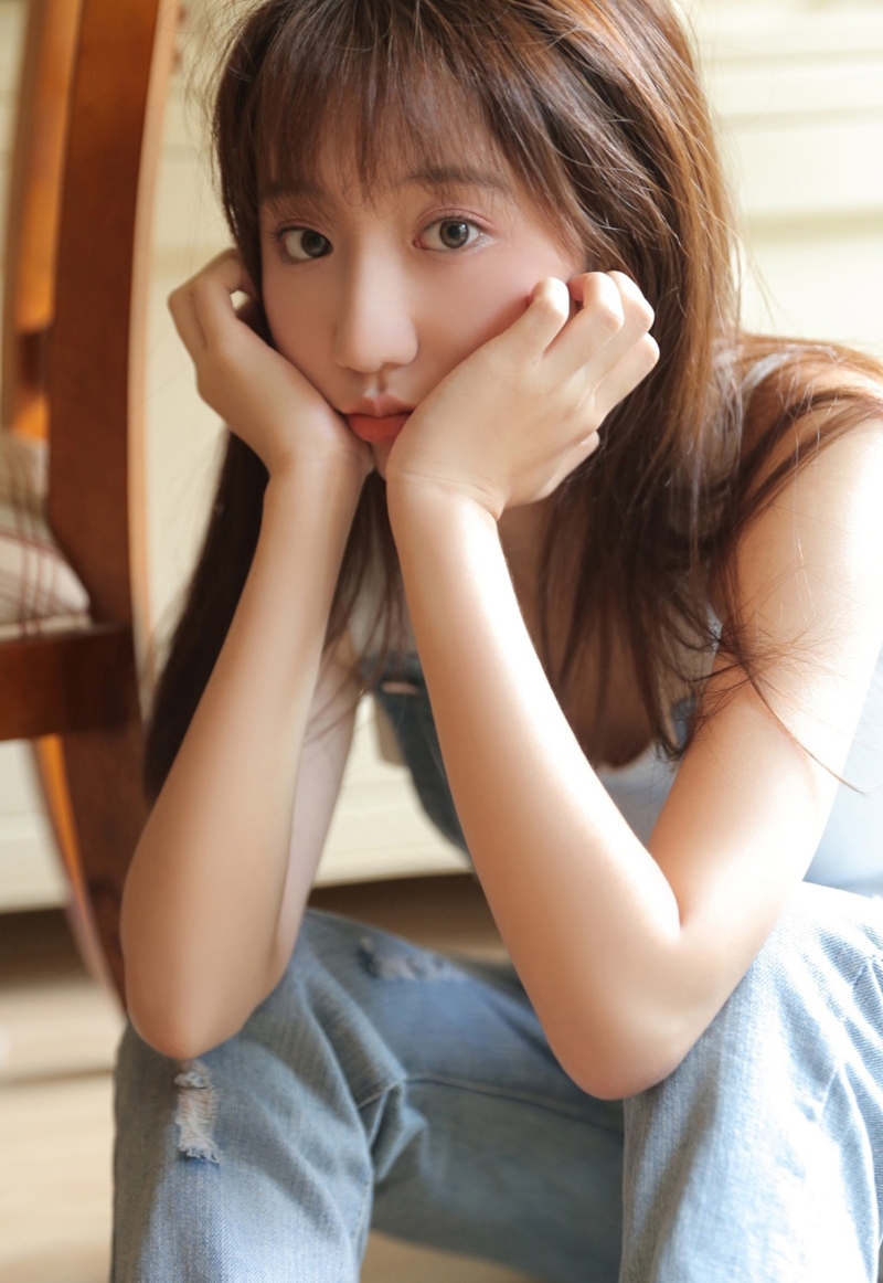 牛仔背带裤小姐姐清纯动人写真