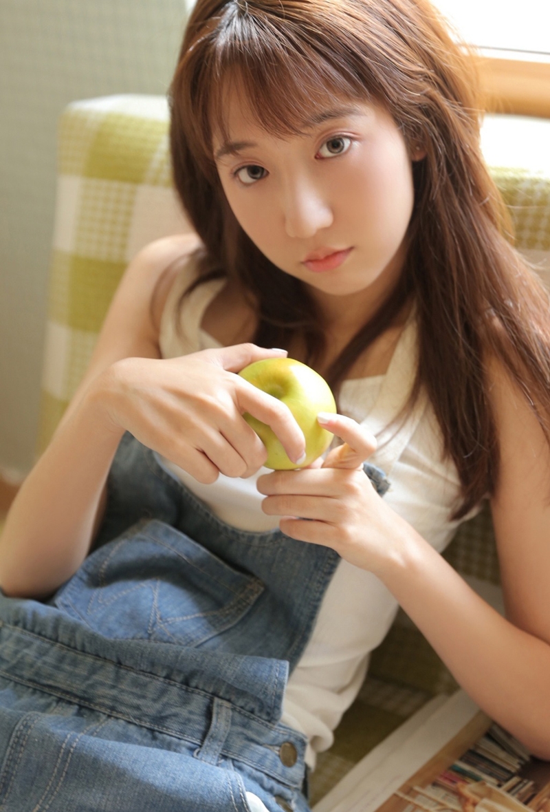 牛仔背带裤小姐姐清纯动人写真