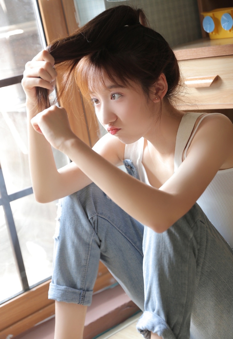 牛仔背带裤小姐姐清纯动人写真