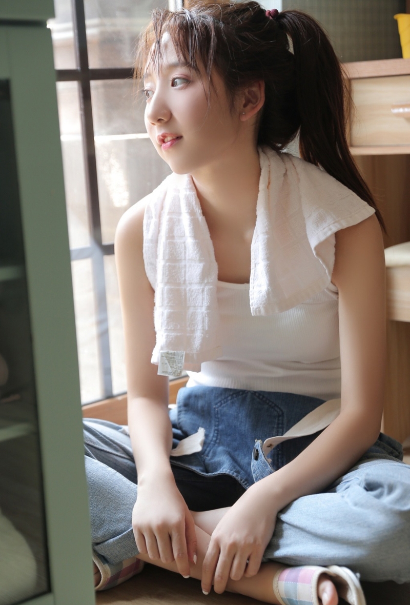 牛仔背带裤小姐姐清纯动人写真