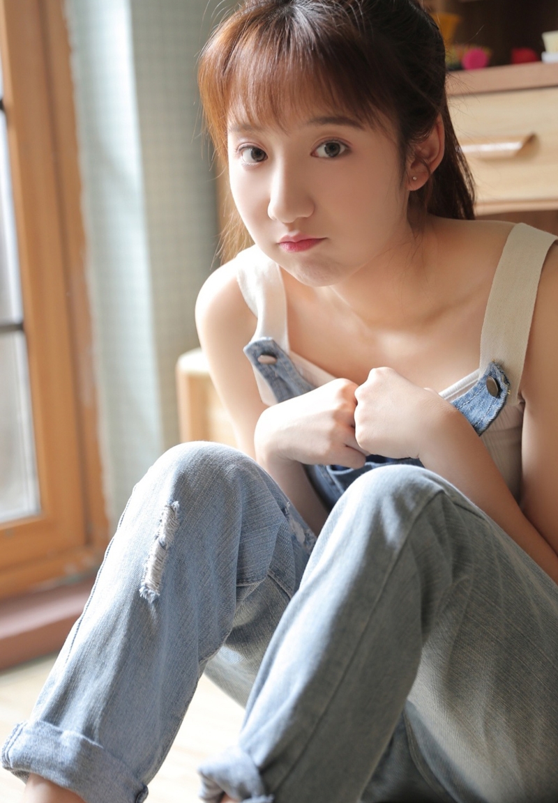 牛仔背带裤小姐姐清纯动人写真
