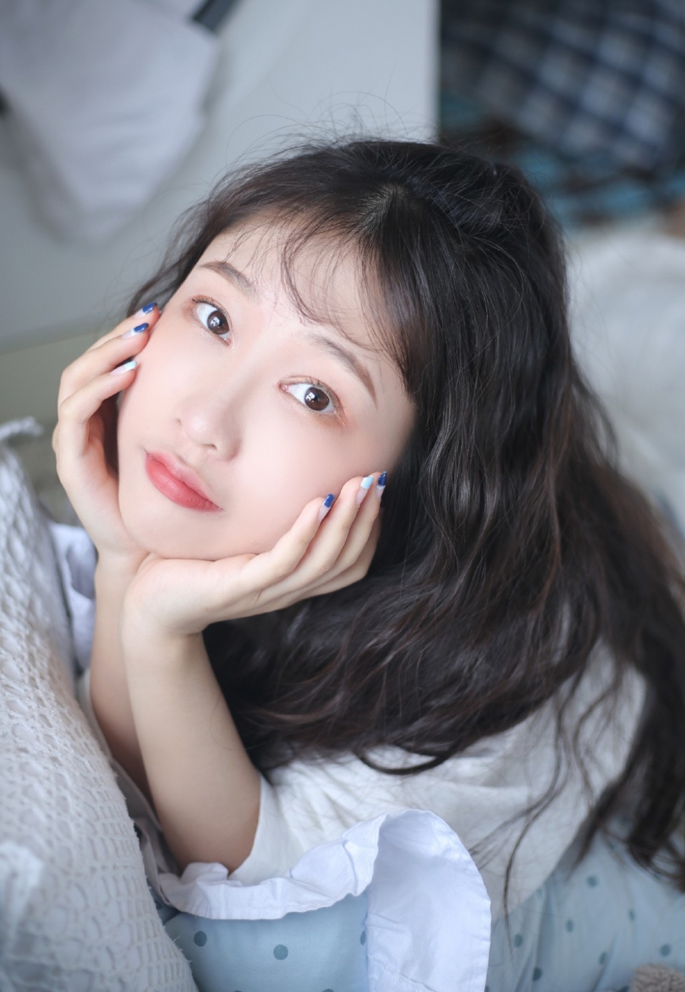 可爱萝莉床上内衣秀粉嫩美腿白丝诱惑迷人写真