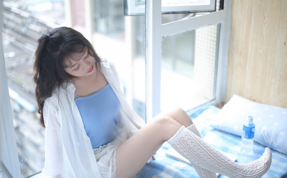 可爱萝莉床上内衣秀粉嫩美腿白丝诱惑迷人写真